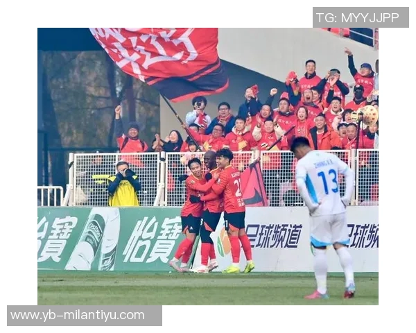 铁人队长邦本宜裕与妻子共庆中甲奖牌荣誉感恩贤内助的支持与陪伴 铁人队长邦本宜裕与妻子共庆中甲奖牌荣誉感恩贤内助的支持与陪伴